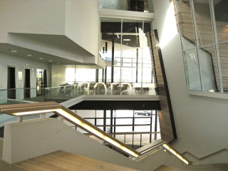 Linde Agora Restauranttreppe illuminierter Handlauf